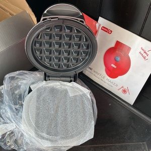 NIB Dash Mini Waffle Maker